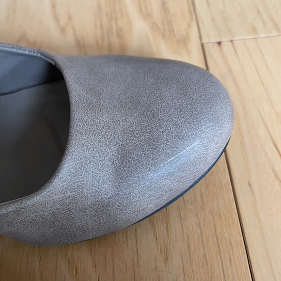 Round-toe taupe heels - Picture 5 of 6